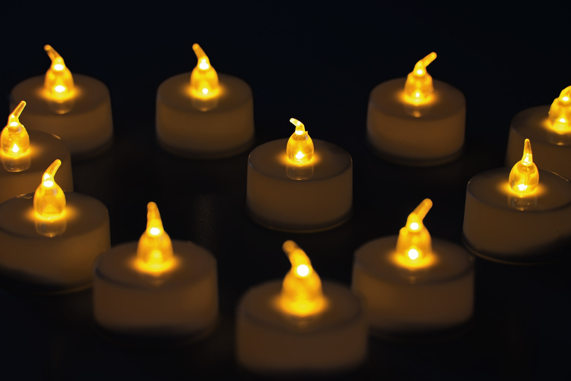 12er set LED schwimmende Kerzen Kerzen f/ür Drau/ßen Wasserdicht Wei/ßes flackerndes Licht Teelicht f/ür Hochzeit